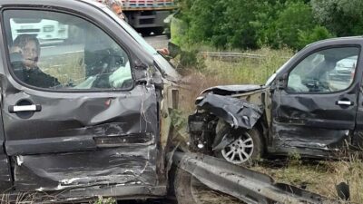 Kazada şoka giren kadın araçtan çıkamadı