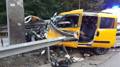 Taksi ortadan ikiye bölündü! Öü ve yaralılar var