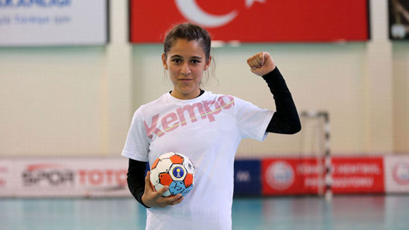 Şanlıurfalı 13 yaşındaki hentbolcu Merve Akpınar, Ankara'da ilk kez bir