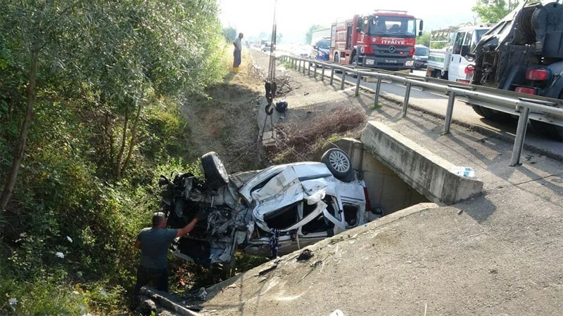 Bayram dönüşü kaza: 3 ölü, 2 ağır yaralı Bayram dönüşü kaza: 3 ölü, 2 ağır yaralı