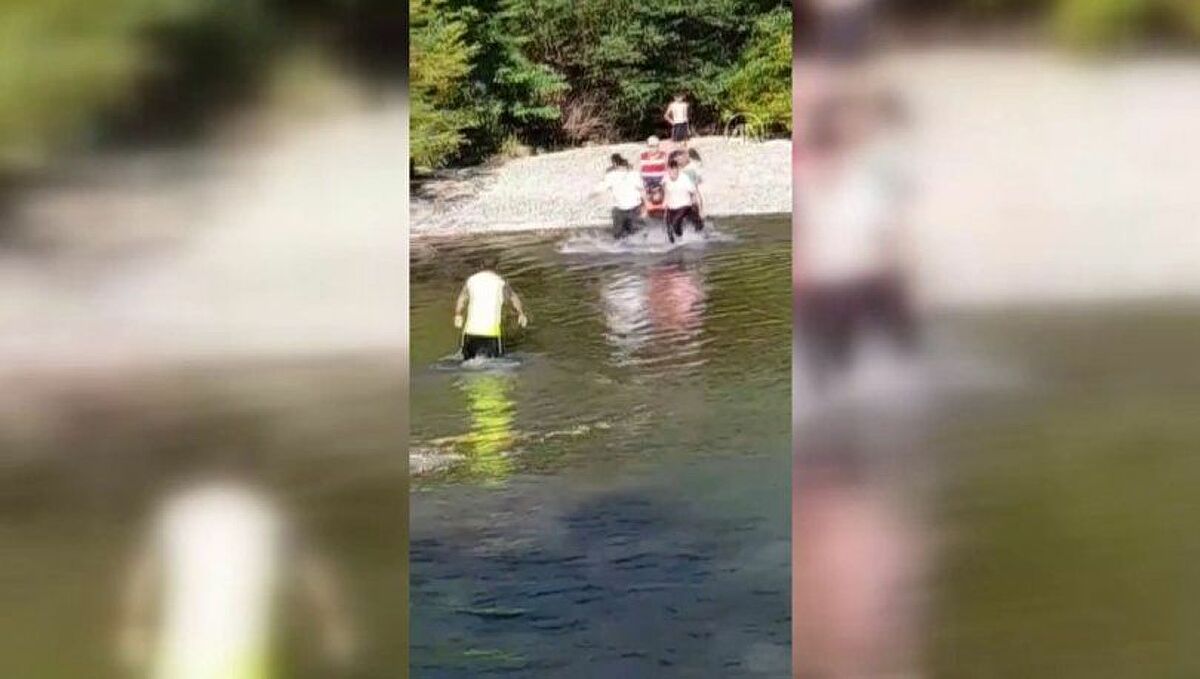 Baba ve 3 çoğunun peşinden suya atladı! Kahreden olay