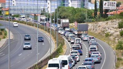 Tatilci akını! 8 kilometrelik kuyruk