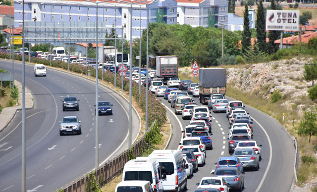 Tatilci akını! 8 kilometrelik kuyruk