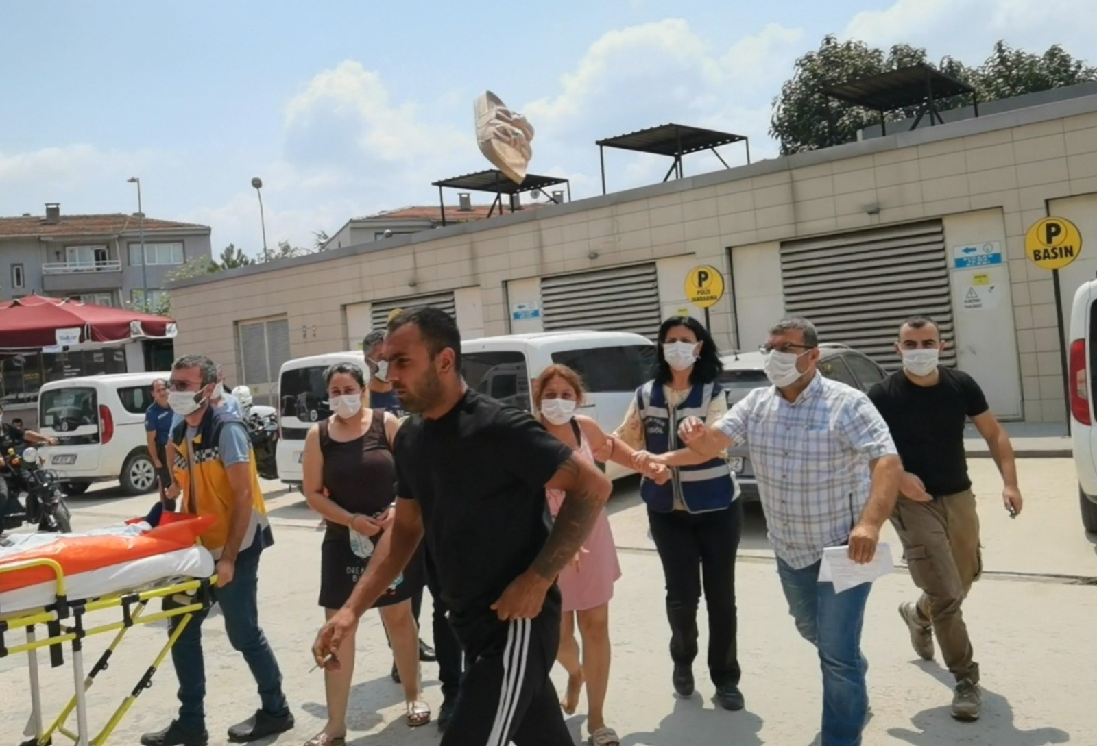 Bursa’da gazetecilere terlik atan hırsızlık şüphelilerinden 2’si tutuklandı Bursa’da gazetecilere terlik atan hırsızlık şüphelilerinden 2’si tutuklandı