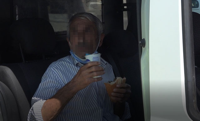 Tacizden gözaltına alındı, elindeki döner ayranı bırakmadı