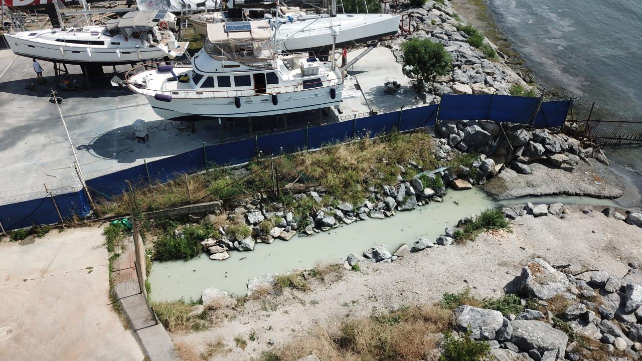 Denize akan ‘beyaz renkli su’ endişeye neden oldu