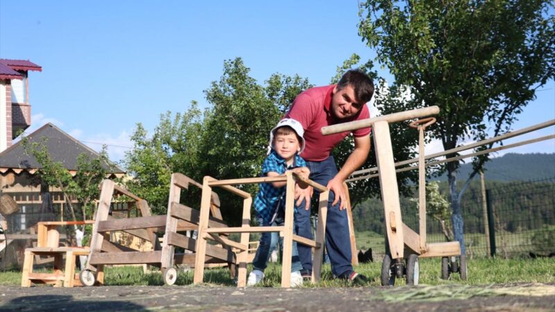 Kastamonu'nun Ağlı ilçesinde yaşayan Bekir Köse, 3,5 yaşındaki engelli oğlunu