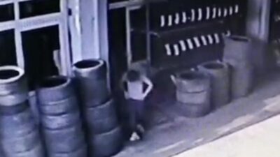 Görüntüler Bursa’dan! Tişörtünün altına saklayıp…