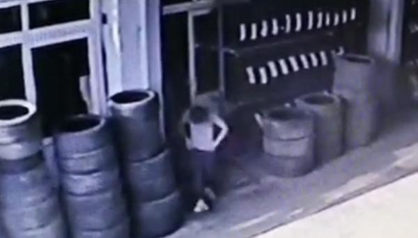 Görüntüler Bursa’dan! Tişörtünün altına saklayıp…