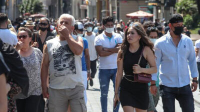 Tedirgin eden görüntü! Ne sosyal mesafe ne de maske…