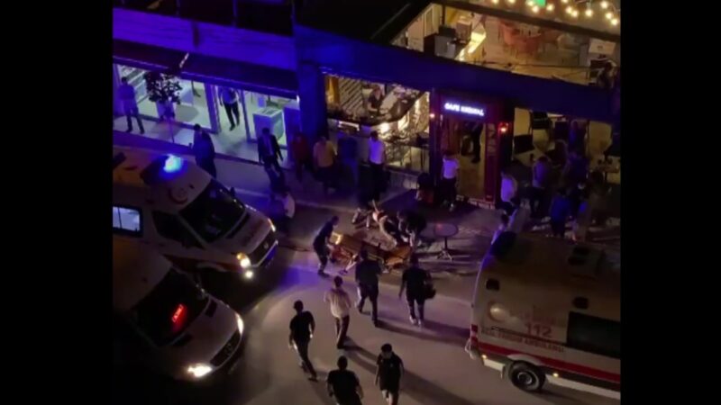 Bursa’da ortalık savaş alanına döndü! Ölü ve yaralılar var Bursa’nın Kestel ilçesinde 2 arkadaş henüz bilinmeyen bir sebepten dolayı