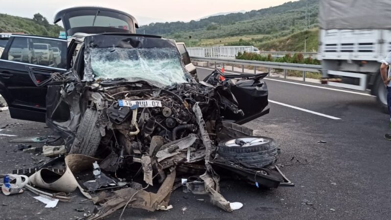 Gebze-Orhangazi-İzmir Otoyolu'nun Orhangazi ilçesi geçişinde cipin, TIR'a arkadan çarpması sonucu