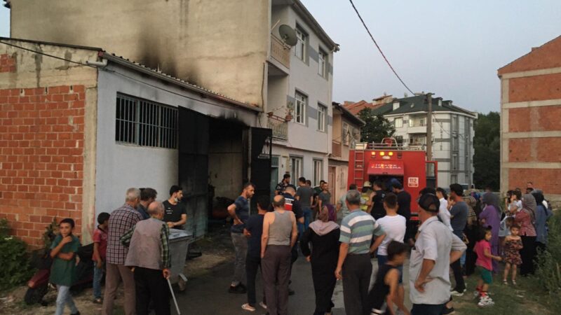 Bursa'nın İnegöl ilçesinde bir depoda çıkan yangın, itfaiye ekiplerince söndürüldü.