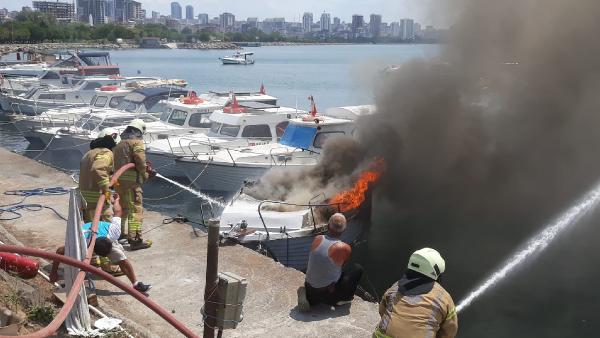 Sahilde panik anları! Tekneler cayır cayır yandı Sahilde panik anları! Tekneler cayır cayır yandı
