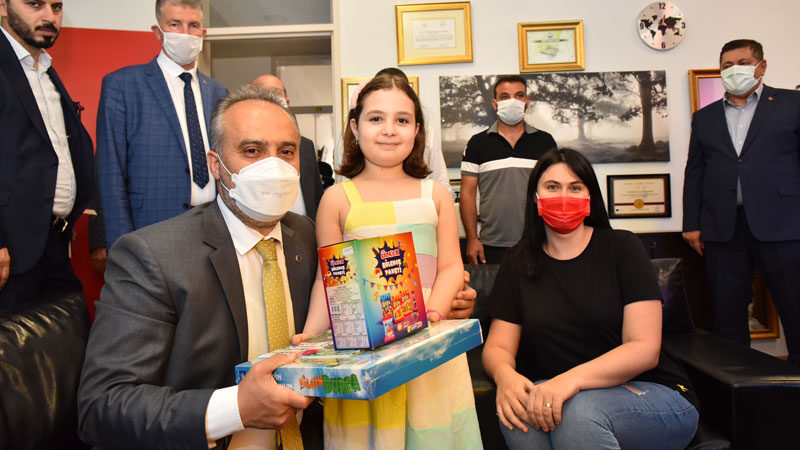 Henüz 8 yaşında olmasına rağmen katıldığı uluslararası piyano yarışmalarında önemli