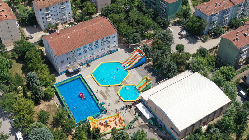 Bursa Büyükşehir Belediyesi’nin, 7 ilçedeki 7 noktaya uyguladığı ‘Neşeli havuzlar,