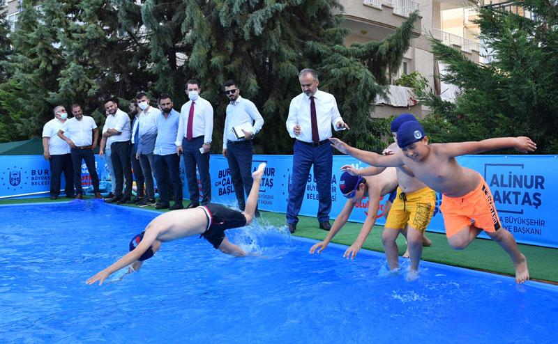 Okul bahçesinde yüzme öğreniyorlar