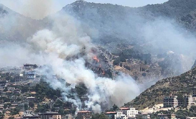 Hatay’da orman yangını! Yerleşim yerlerine sıçradı