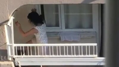 Balkonda köpeğe işkence! Tepki çeken görüntüler