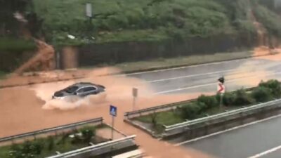 Korkutan görüntüler! Dereler taştı, evleri su bastı, yollar kapandı