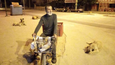 Gündüzleri hurda topluyor, geceleri ise sokak hayvanlarını besliyor