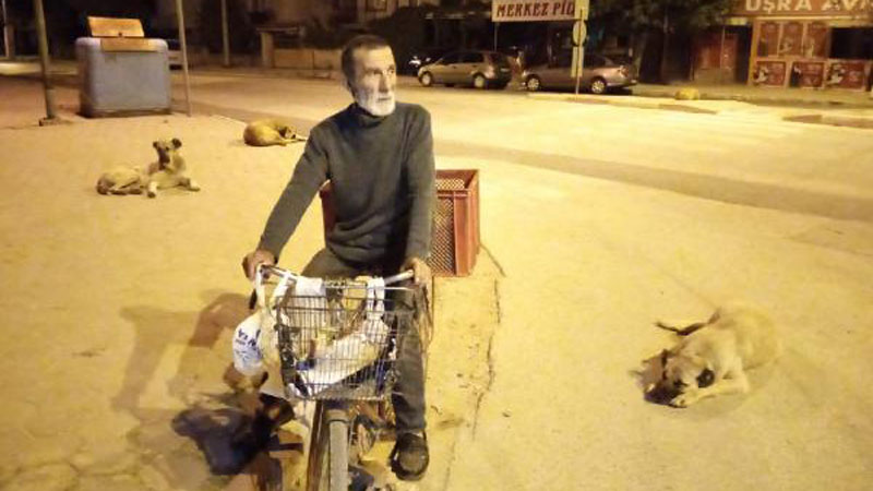 Gündüzleri hurda topluyor, geceleri ise sokak hayvanlarını besliyor Gündüzleri hurda topluyor, geceleri ise sokak hayvanlarını besliyor