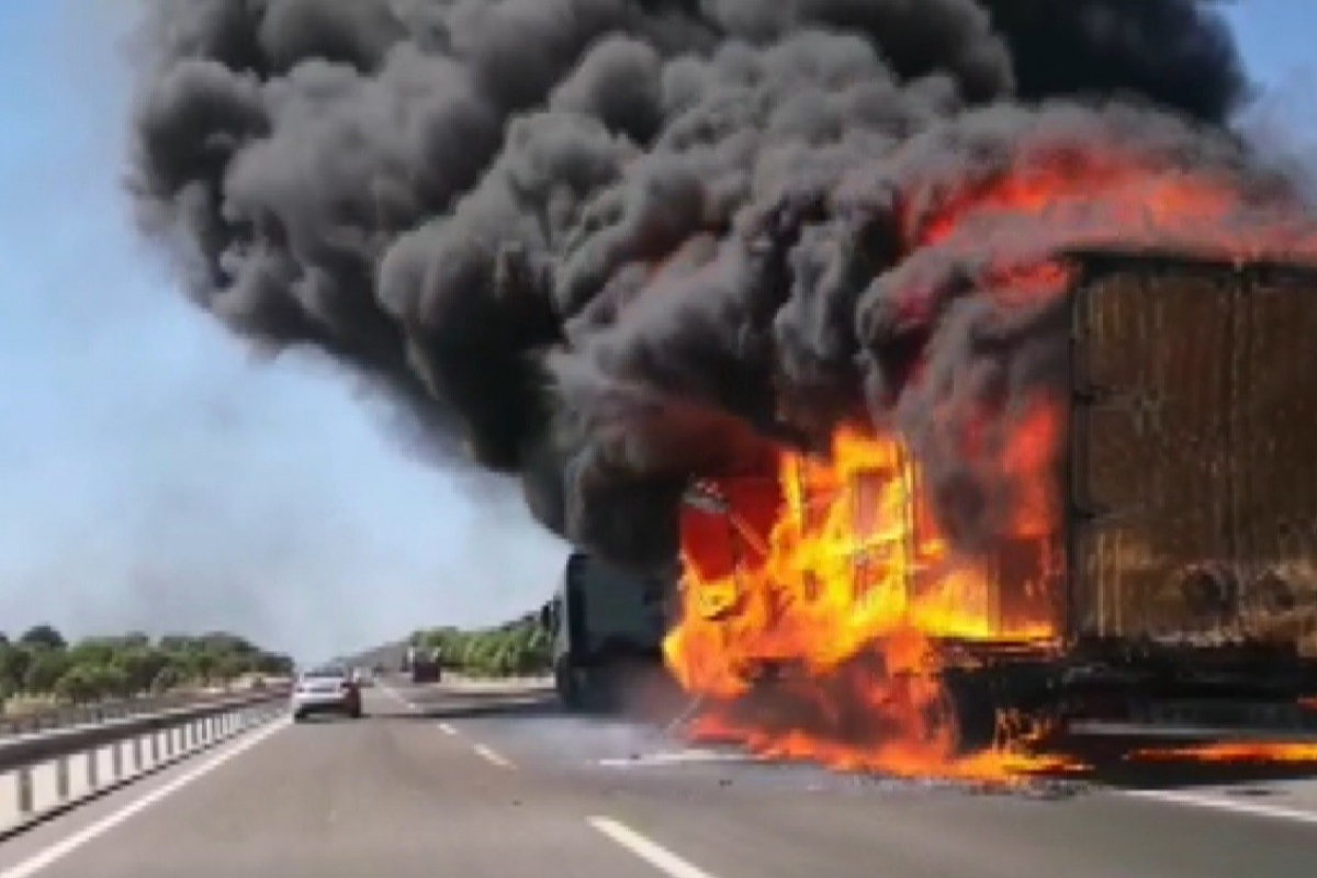 Korku dolu dakikalar! TIR’da başladı, makilik alana sıçradı