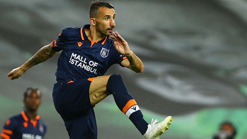 Son olarak Medipol Başakşehir'de forma giyen deneyimli oyuncu Mehmet Topal