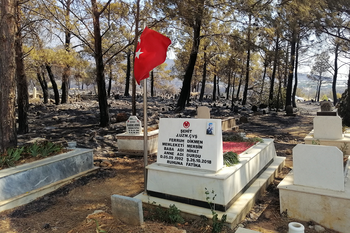 Silifke’deki yangında mezarlık da yandı! Şehidin mezarı ve bayrak sapasağlam ayakta…