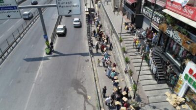 Ucuz baklava kuyruğu! Kartonlarla güneşten korundular