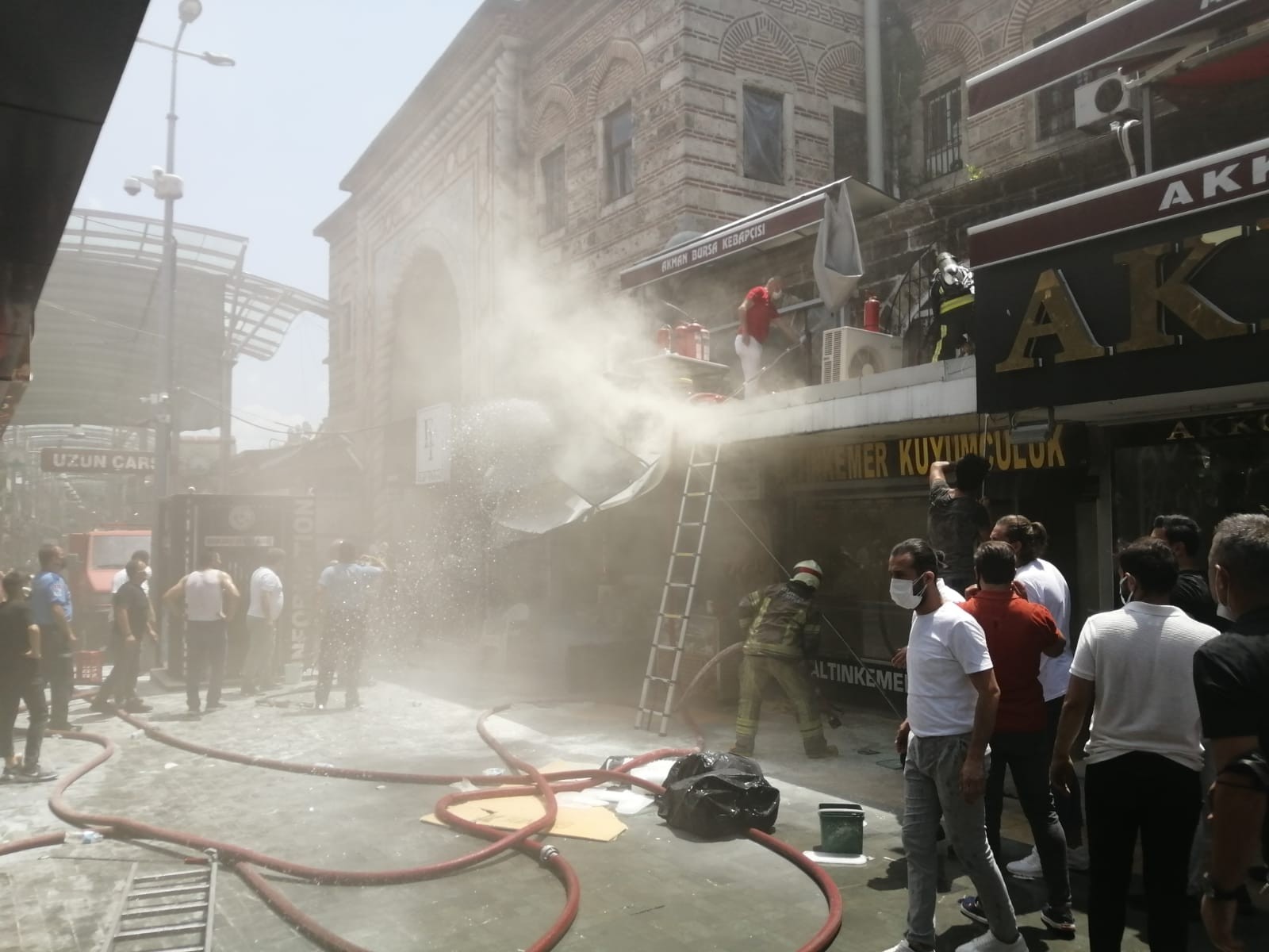 Bursa’da Kapalı Çarşı’da korkutan yangın Bursa’da Kapalı Çarşı’da korkutan yangın