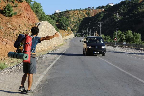 Otostopla 81 ili 800 lira bütçeyle gezdi