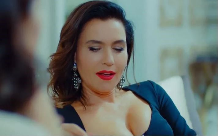 Yasak Elma’nın Ender’i Şevval Sam plajda fiziğiyle dikkat çekti