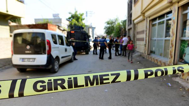 Silahlı çatışmayı izlerken vuruldu