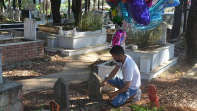 Yürek burkan olay! Balonları tek tek çocuk mezarlarına bağladı