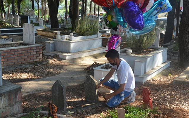 Yürek burkan olay! Balonları tek tek çocuk mezarlarına bağladı