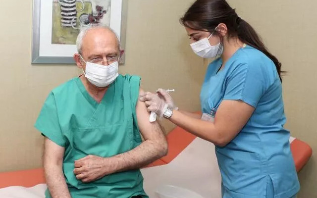CHP Lideri Kemal Kılıçdaroğlu, 3’üncü doz koronavirüs aşısını yaptırdı