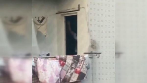 Tepki çeken görüntü! Çocuğunu tavana asıp dövdü