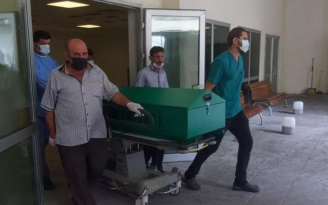 Oksijen tüpüne bağlıyken sigara içmek isteyince canından oldu