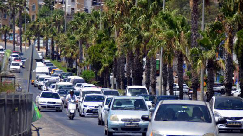 Tatilci akını! 1 haftada 140 bin araç geldi Muğla'nın Bodrum ilçesi tatilci akınına uğradı. Nüfusun 1 milyona ulaştığı