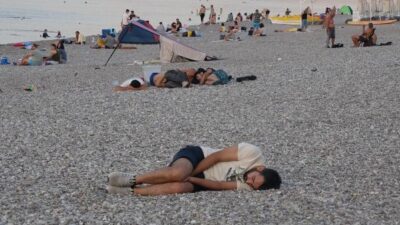 Sıcaktan bunalanlar sahilde sabahladı