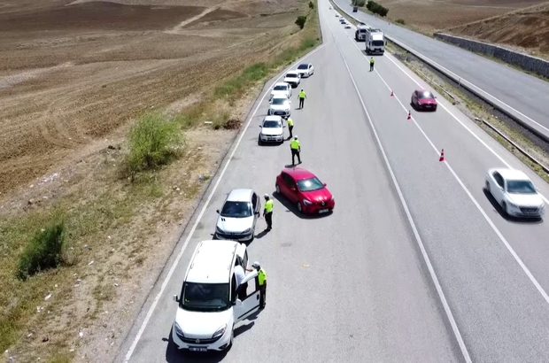 Bayram sonrası trafikte oluşan yoğunluk havadan görüntülendi Bayram sonrası trafikte oluşan yoğunluk havadan görüntülendi