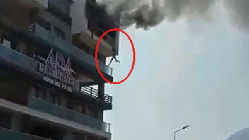 Yangında can pazarı! Alt kata sarkarak kurtuldu Yangında can pazarı! Alt kata sarkarak kurtuldu