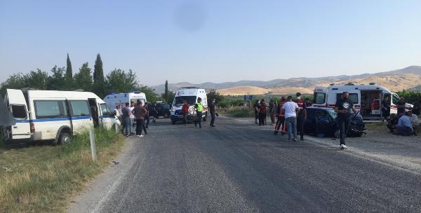 Korkunç kaza: 2 ölü, 9 yaralı Korkunç kaza: 2 ölü, 9 yaralı