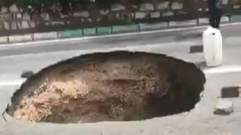 Bursa'da sabah saatlerinde etkili olan sağanak yağış sonrası bir yolda