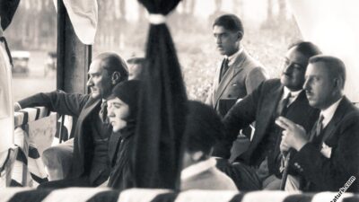 Bu fotoğraf Bursa’da çekildi! Atatürk’lü futbol maçı…