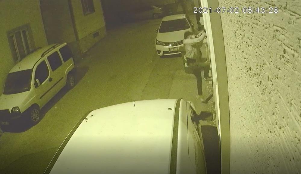 Bursa’da o anlar kamerada! İçeri böyle girdi