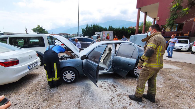 Bursa’da satın alacağı araç noterdeyken alev aldı Bursa’da satın alacağı araç noterdeyken alev aldı