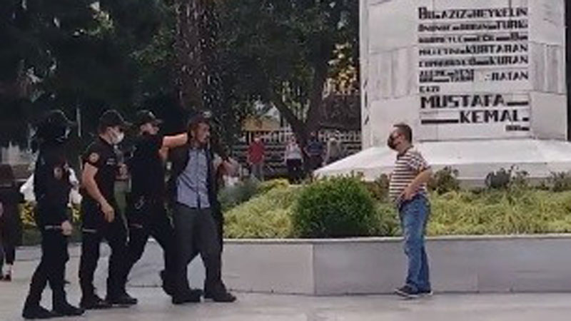 Bursa’da Atatürk heykeline çekiçli saldırı: 1 gözaltı Bursa’da Atatürk heykeline çekiçli saldırı: 1 gözaltı