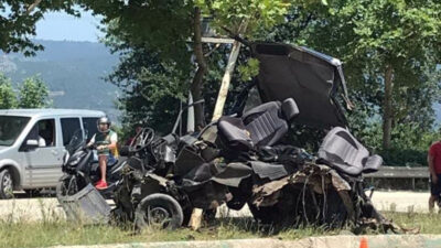 Bursa’da feci kaza! Otomobil hurdaya döndü